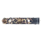 Vue droite d’un collier pour chat en cuir noir avec motif léopard, détails métalliques et pointes en laiton, mettant en valeur son caractère artisanal, félin et résolument sauvage.