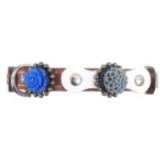 Voorzijde van de bruine leren “3D Floral Boho” kattenhalsband met helderblauwe 3D-rozen, een witte boho-bloem en natuurlijke details van olijfhout.