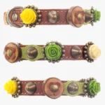 Alle zijden van de bruine leren “3D Floral Forest” kattenhalsband met sculpturale rozen, olijfhout, warme messingaccenten en een natuurlijke artisanale boho-stijl.