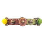 Voorzijde van de bruine leren “3D Floral Forest” kattenhalsband met sculpturale groene en gele 3D-rozen, warme messingdetails en een natuurlijke florale uitstraling.
