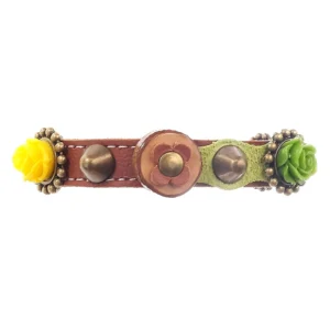 Voorzijde van de bruine leren “3D Floral Forest” kattenhalsband met sculpturale groene en gele 3D-rozen, warme messingdetails en een natuurlijke florale uitstraling.