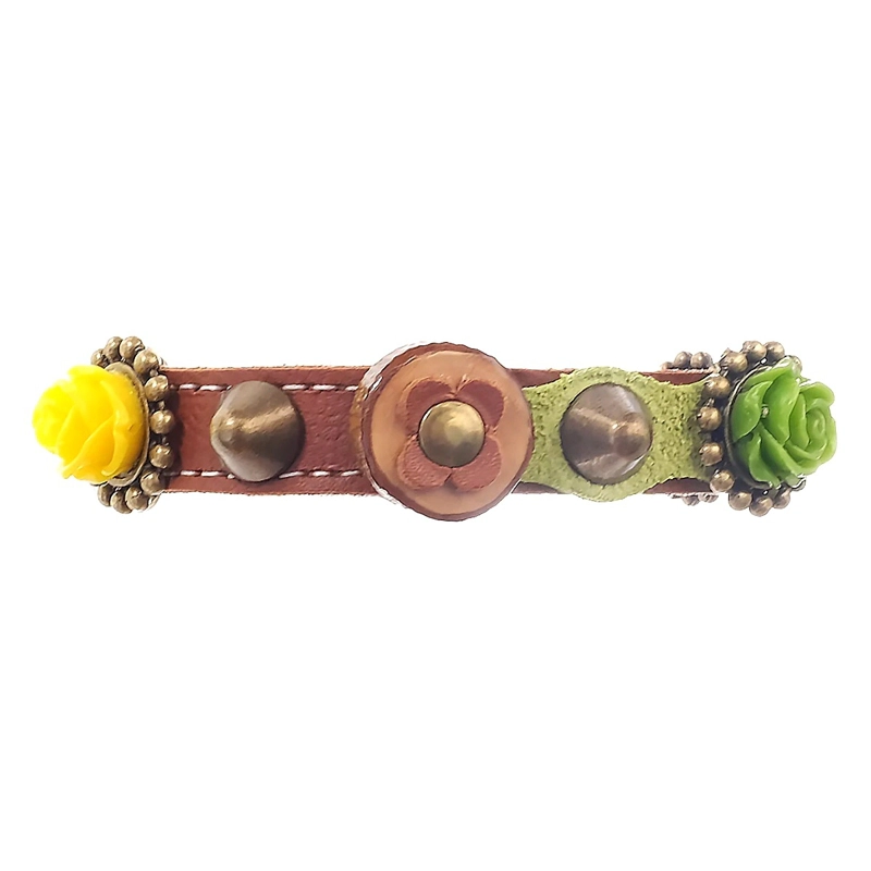 Artisanale Leren Kattenhalsband met Groene & Gele Rozen – “3D Floral Forest” – Voorzijde – Bruin Voorzijde van de bruine leren “3D Floral Forest” kattenhalsband met sculpturale groene en gele 3D-rozen, warme messingdetails en een natuurlijke florale uitstraling.
