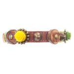 Linkerzijde van de bruine leren “3D Floral Forest” kattenhalsband met groene en gele 3D-rozen, olijfhout en messingdetails. De veiligheidssluiting combineert gesp en elastiek voor anti-wurg bescherming en een snelopening breakaway functie, passend bij het natuurlijke, artisanale boho-ontwerp.