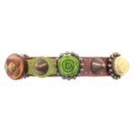 Rechterzijde van de bruine leren “3D Floral Forest” kattenhalsband met groene en gele 3D-rozen, afgeronde messing spikes en een zachtgroene leren patch met natuurlijke textuur.