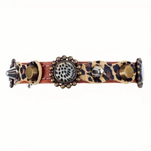 Front view of the “Camouflage Luxe” cat collar in leopard‑print leather with spikes, shown clearly to highlight its shape and premium finish.
