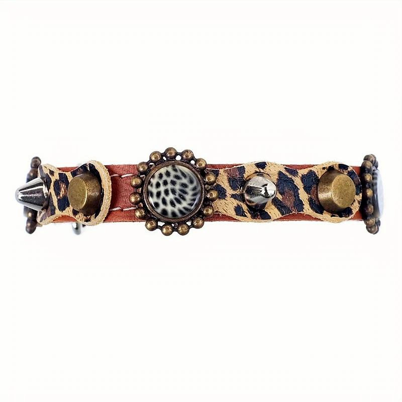 Cat Collar – Leopard‑Print Leather & Spikes – “Camouflage Luxe” – Front Side Front view of the “Camouflage Luxe” cat collar in leopard‑print leather with spikes, shown clearly to highlight its shape and premium finish.