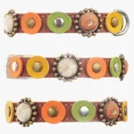 Presentación de todas las vistas del collar “Desert Calm” en cuero marrón con paleta boho tierra, parches artesanales y forma clásica equilibrada.