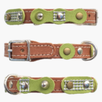Toutes les vues du collier pour chat en cuir brun fait main au style vintage rétro vert, avec ses pierres rétro, ses proportions correctes et sa finition en cuir propre, photographié sous un angle légèrement surélevé sur fond blanc.