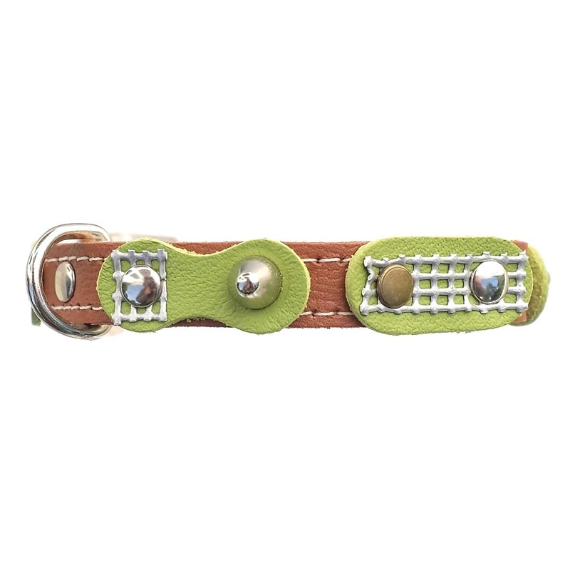 Collier pour Chat en Cuir Vert Style Vintage Retro – “Retro Evergreen” – Vue Avant – Brun Vue avant du collier pour chat en cuir brun fait main au style vintage rétro vert, photographié sous un angle légèrement surélevé sur fond blanc.