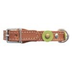 Vue latérale gauche du collier pour chat en cuir brun fait main au style vintage rétro vert, doté d’un fermoir de sécurité réglable et élastique à ouverture rapide pour éviter tout emmêlement, accompagné de ses pierres rétro et de sa finition en cuir propre, photographié sous un angle légèrement surélevé sur fond blanc.