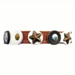 Vista frontal del collar para gato en cuero marrón con estilo negro‑blanco de estrellas, moderno elegante y retro‑llamativo sobre fondo blanco limpio.
