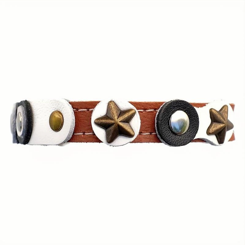 Collar para Gato – Cuero Marrón, Negro‑Blanco & Estrellas – Vista Frontal – “Ska Star” Vista frontal del collar para gato en cuero marrón con estilo negro‑blanco de estrellas, moderno elegante y retro‑llamativo sobre fondo blanco limpio.