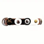 Vista derecha del collar para gato en cuero marrón con detalles negro‑blanco de estrellas, combinando líneas modernas elegantes con un carácter vintage tachonado.