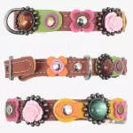 Alle kanten van de vintage stijl poezenhalsband met roze roos, bloemen en steentje.