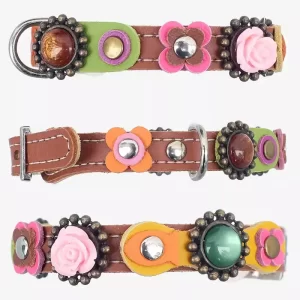 Alle Seiten vom Katzenhalsband Rosa in Vintage-Stil mit Blumen und Steinchen.