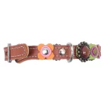 Achterkant van de vintage poezenhalsband met roze roos, bloemen en steentje.