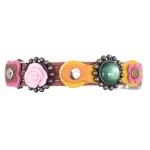 Bovenkant van de vintage poezenhalsband met roze roos, bloemen en steentje.