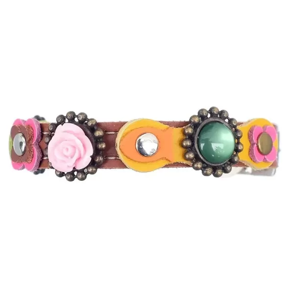 Bovenkant van de vintage poezenhalsband met roze roos, bloemen en steentje.