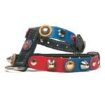 Harnais en cuir avec panneaux bleu‑rouge, clous argentés, pointes arrondies et finition propre, vu du côté droit.