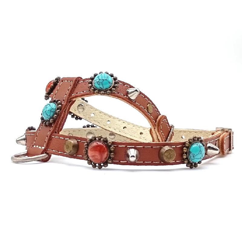 Leder Hundegeschirr “Bohemian Jewel” – Rechte Seite Braunes Ledergeschirr mit türkisfarbenen Steinen, warmen Erdton‑Steinen, Messingornamenten, Messingstuds und silbernen Spikes, von rechts gesehen.