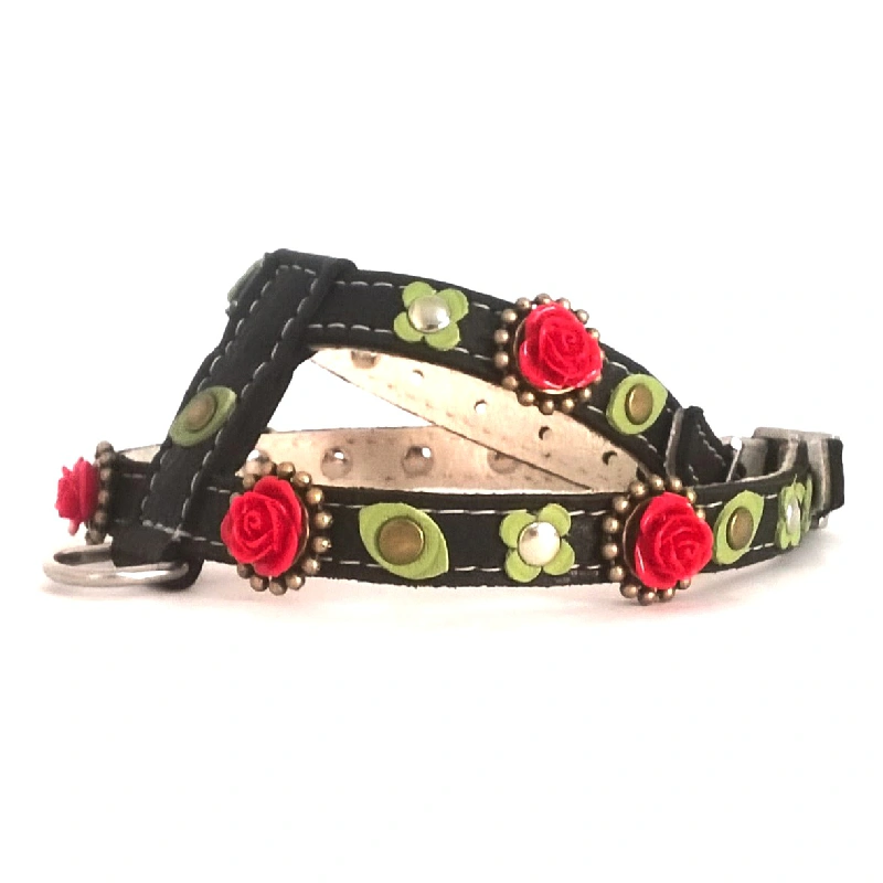Harnais Chien Cuir “Gothic Rose Romance” – Vue Droite Harnais noir orné de roses sculptées, de fleurs et feuilles vertes superposées, de cadres en laiton et de studs métalliques, vu du côté droit.