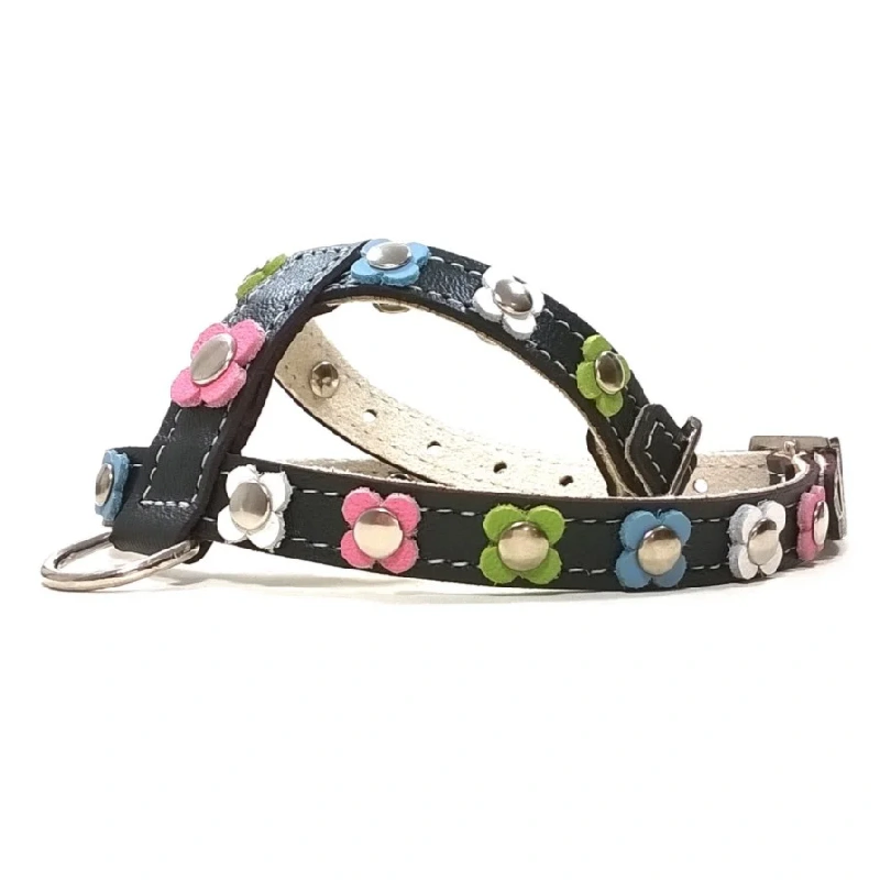 Harnais Chien Cuir “Pastel Petal Pop” (Noir) – Vue Droite Harnais en cuir noir orné de fleurs pastel multicolores avec centre métallique, en rose, bleu, vert et blanc, vu du côté droit.