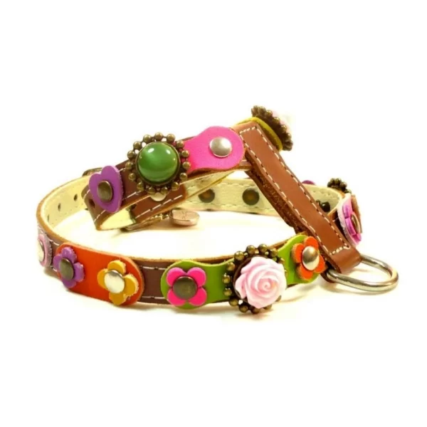 Rechte Seite des bunten Hundegeschirrs aus Leder im Vintage-Stil mit rosa Rosen, Blumen und Steinen.