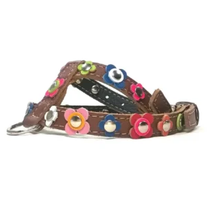 Harnais en cuir brun avec fleurs rétro colorées et clous argentés arrondis, vu du côté droit.