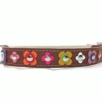 Handgemaakte vintage hondenhalsband met leren bloemen in vrolijke kleuren, ontwerp Flor