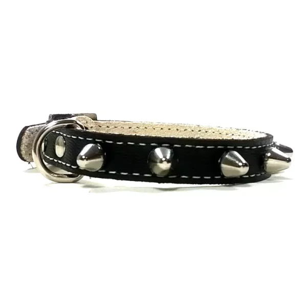 Voorkant van punk leren kattenhalsband met spikes in zwart leer met D-ring.