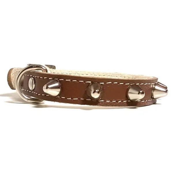 Voorkant van punk leren kattenhalsband met spikes in bruin leer met D-ring.