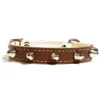 Elastische veiligheidssluiting met gesp van punk leren kattenhalsband met spikes in bruin leer.