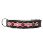 Grote zwarte leren halsband met een helderroze toplaag, zilveren studs en zachte spikes uit het “Cute Darling” ontwerp. Een charmante, glamoureuze match voor grote honden zoals de Labrador Retriever, Golden Retriever en Vizsla, waarvan de warme vacht mooi contrasteert met het levendige roze.