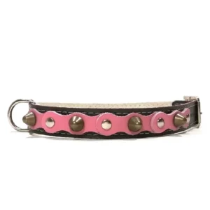 Middelgrote zwarte leren halsband met een pastelroze toplaag, zilveren studs en zachte spikes uit de “Cute Darling” lijn. Ideaal voor elegante rassen zoals de Cocker Spaniël, Beagle en Cavalier King Charles Spaniël, die prachtig harmoniëren met het speelse roze.