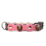 Kleine zwarte leren hondenhalsband met een zachtroze toplaag, zilveren studs en zachte spikes uit het “Cute Darling” ontwerp. Een lieve, stijlvolle keuze voor kleine honden zoals Chihuahua’s, Teckels en Pomeranians, waarvan de warme vacht mooi past bij het charmante roze.