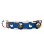 Kleines braunes Lederhalsband mit tiefdunkelblauer Oberlage, silbernen Nieten und weichen Spikes aus dem “Deep Elegant” Design. Ideal für ruhige, elegante Hunde wie Dackel, Chihuahuas und Zwergpudel, deren Fell das sanfte Blau unterstreicht.
