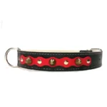 Robustes schwarzes Lederhalsband mit silbernen Nieten, messingfarbenen Spikes und roten Patches aus dem “Hot Rebel” Design, geeignet für Weimaraner, Setter, Deutsch Kurzhaar und Ridgebacks.