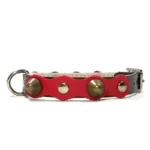 Schwarzes Lederhalsband mit silbernen Nieten, messingfarbenen Spikes und roten Patches aus dem “Hot Rebel” Design, passend für Zwergpinscher, Papillons, Mini‑Pudel und kleine Terrier.