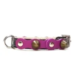 Kleines schwarzes Lederhalsband mit tiefvioletter Oberlage, silbernen Nieten und weichen Spikes aus dem “Mystic Chic” Design. Ideal für kleine Hunde wie Chihuahuas, Dackel und Französische Bulldoggen, deren Fellfarben das kräftige Lila betonen.