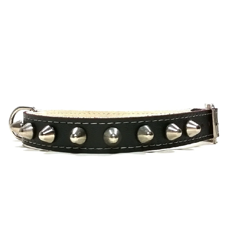 Collier en Cuir Noir avec Pointes Argentées pour Chiens Moyens – “Punk” Collier en cuir noir de la ligne “Punk”, avec pointes argentées et coutures renforcées. Convient aux chiens moyens comme les Whippets, Basenjis, Kooikerhondjes et Schnauzers Standards.