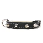 Collier en cuir noir de la gamme “Punk”, avec pointes argentées et coutures nettes. Idéal pour les petits chiens vifs comme les Yorkshire Terriers, Papillons, Pinschers Nains et Caniches Toys.