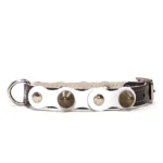 Collar de cuero negro con capa blanca, tachuelas plateadas y picos de latón del diseño “Pure Chic”, ideal para Mini Pinschers, Papillones, Caniches mini y pequeños Terriers elegantes.