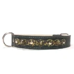 Grote zwarte leren halsband met een opvallende leopard‑camouflage toplaag, platte zilveren studs en afgeronde zilveren spikes. Voor Rottweilers, Duitse Pinschers en de minder bekende Rhodesian Ridgeback, die een krachtige, wilde uitstraling hebben.