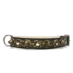 Middelgrote zwarte leren halsband met een warme leopard‑camouflage toplaag, platte zilveren studs en afgeronde zilveren spikes. Voor Australian Shepherds, Cocker Spaniëls en de minder populaire Basenji, die de energieke camouflage‑look versterken.