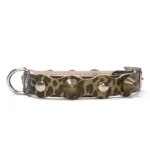 Kleine zwarte leren halsband met een leopard‑camouflage toplaag, platte zilveren studs en afgeronde zilveren spikes. Voor Chihuahua’s, Dwergpinschers en de minder bekende Toy Fox Terrier, die perfect passen bij het wilde camouflage‑patroon.