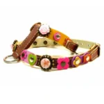 Harnais pour chien en cuir “Rosy Deluxe” en cuir brun avec fleurs multicolores, roses 3D en relief, rivets décoratifs et couture détaillée, vu du côté droit.
