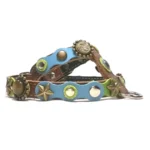 Harnais en cuir avec des pièces pastel vert menthe et bleu clair, clous argentés plats, étoiles dorées et pierres naturelles, vu de gauche.
