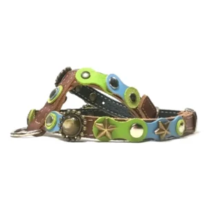Harnais en cuir décoré de pièces pastel vert et bleu ciel, clous argentés, étoiles laiton et pierres beige naturelles, vu de droite.