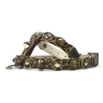 Arnés de cuero con estampado de leopardo, tachuelas y picos sobre base negra, visto desde el lado derecho. El diseño expresivo resalta energía y confianza.