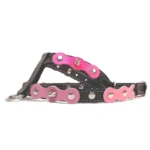 Harnais pour chien en cuir “Sweet Fusion” noir avec pointes argentées arrondies et accents fuchsia, vu du côté droit.